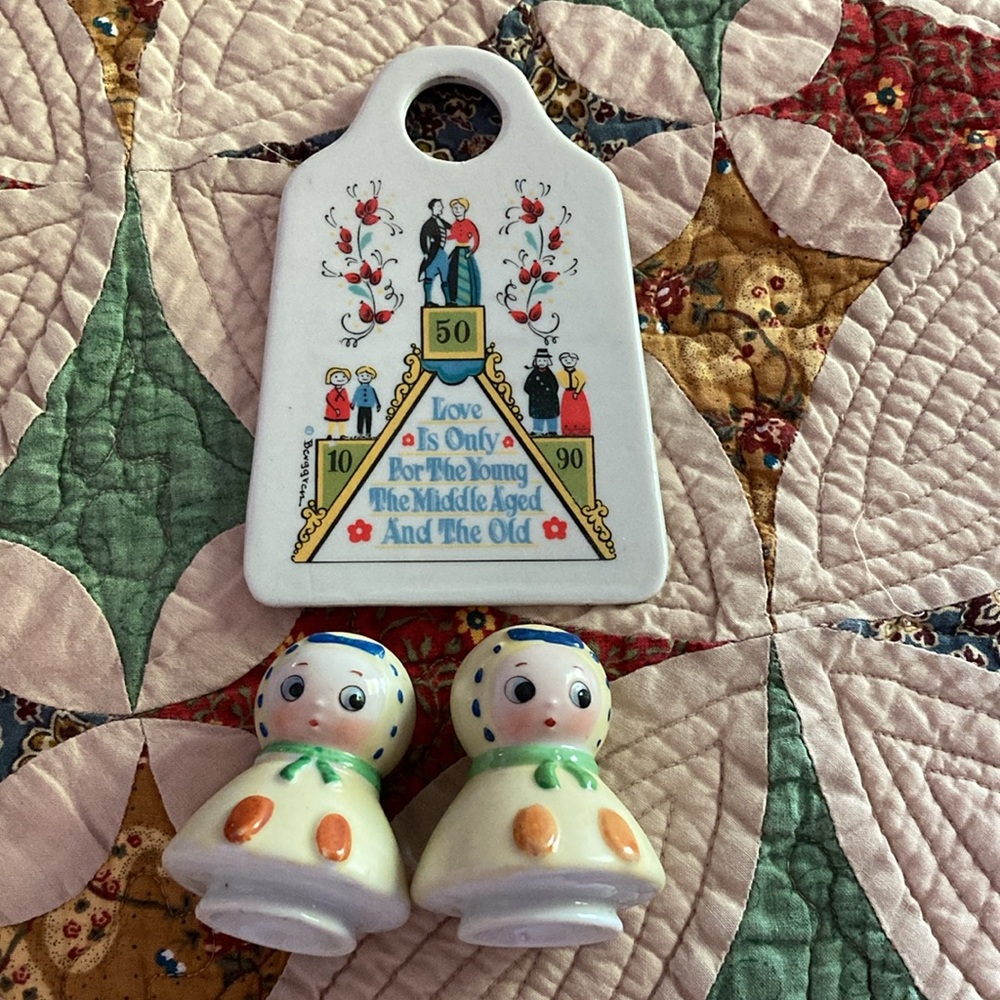 Vintage Berggren Swedish ceramic grater, and a set of vintage shakers.